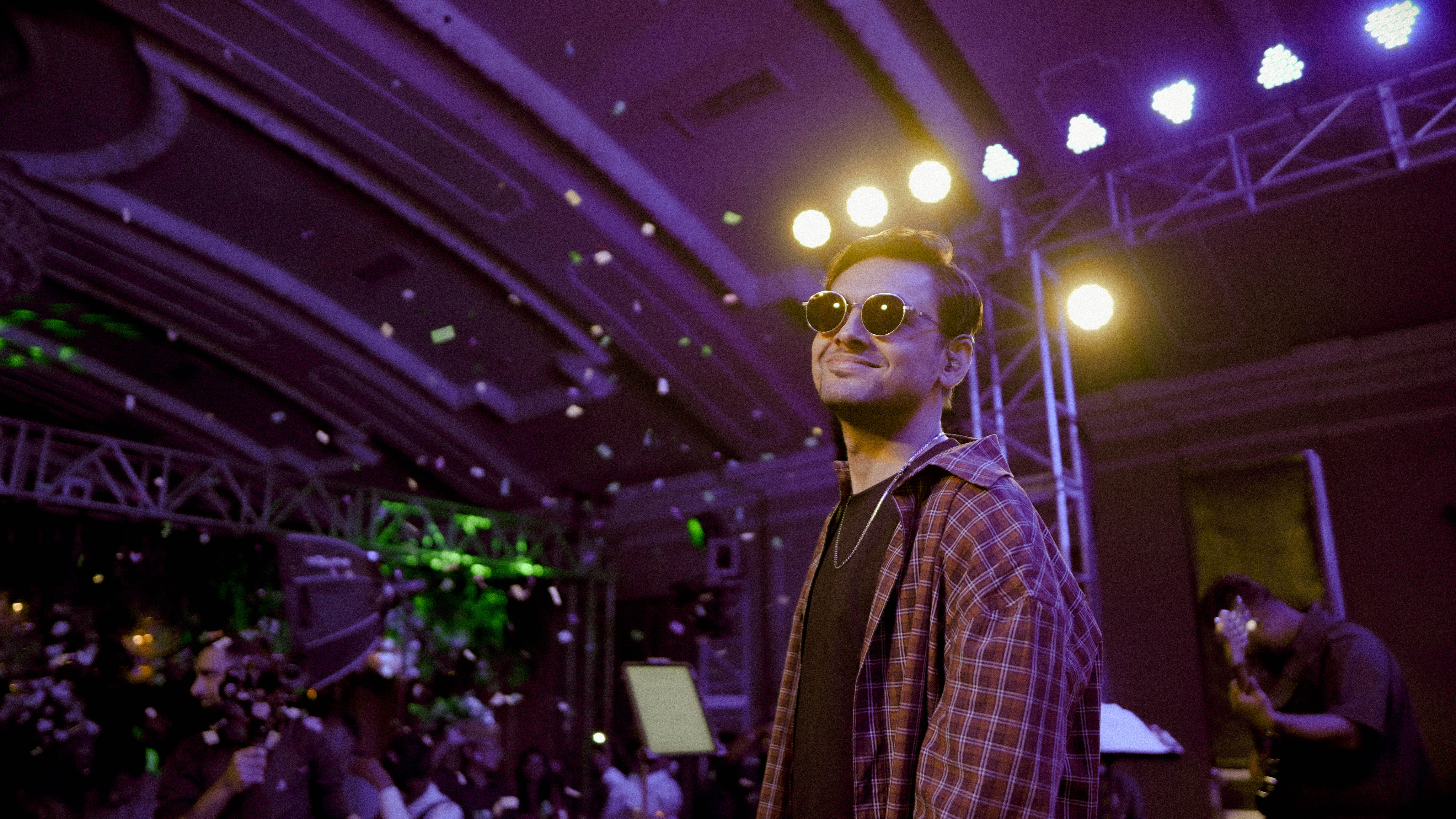 TJ's live stage performance picture